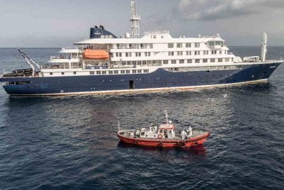 Bot ambulans menghampiri kapal persiaran MV Hondius yang sedang berlabuh di luar Pelabuhan Praia, ibu negara Cape Verde susulan jangkitan hantavirus. Foto:AFP