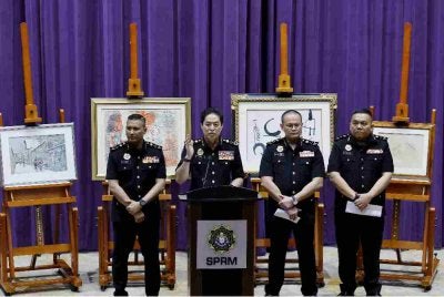 Azam (dua dari kiri) ketika sidang media di Ibu Pejabat SPRM pada Rabu.