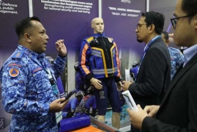 Shahrizal menerangkan fungsi jaket AiSU kepada pengunjung DSA NATSEC ASIA 2026, baru-baru ini.