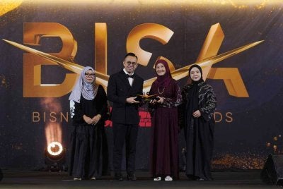 Steven (dua dari kiri) menyampaikan Anugerah Sepanjang Hayat BISA 2026 kepada Ida Riswana (dua dari kanan) dalam Bisnes Sinar Awards (BISA) 2026 di Hotel Royale Chulan Damansara, Petaling Jaya pada Rabu.