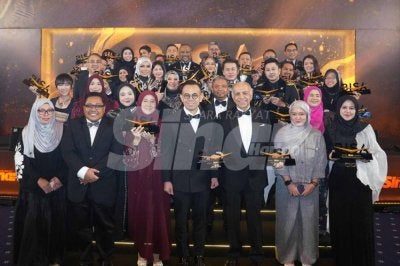 Steven (hadapan, tengah), Firdaus (kiri), Farah (dua dari kanan) dan Zamri (dua dari kiri) bergambar bersama penerima anugerah dalam BISA 2026 di Hotel Royale Chulan Damansara, Petaling Jaya pada Rabu. FOTO: Rosli Talib / Asril Aswandi