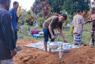 Jenazah A Bakar selamat dikebumikan di Tanah Perkuburan Islam Kampung Tebak, petang Rabu.