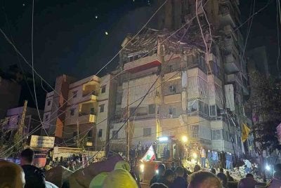 Sebuah bangunan di selatan ibu negara Lubnan menjadi sasaran serangan Israel.