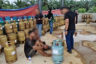Sebuah premis tidak bernombor yang beroperasi nagi menyeleweng LPG di kawasan ladang kelapa sawit di Tanjung Sepat, Kuala Langat digempur pada Rabu. Foto KPDN SELANGOR