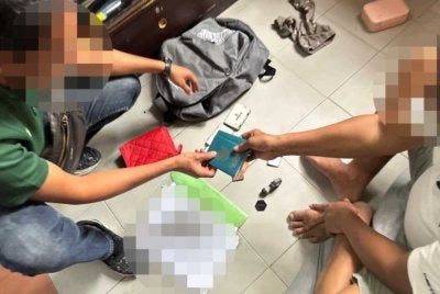 JIM menyerbu kediaman di sekitar Lembah Klang melibatkan sindiket pemalsuan perakuan imigresen Selasa lalu. Foto JIM