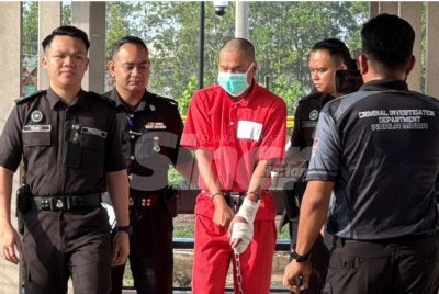 Suspek tiba di Kompleks Mahkamah Kompleks Mahkamah Sungai Petani pada pagi Khamis bagi menghadapi pertuduhan.