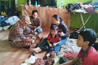 Kanak-kanak autistik ditemukan selamat dan diserahkan kepada ahli keluarganya di Kampung Lumadan, Beaufort.
