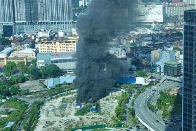 Keadaan di lokasi kebakaran di rumah kongsi tapak pembinaan pada Khamis. Foto JBPM