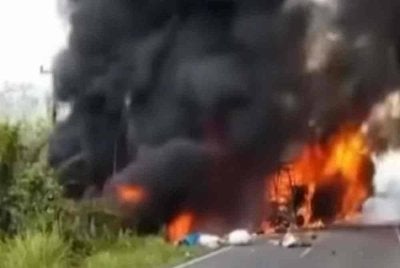 Seramai 16 individu dilaporkan maut, manakala empat lagi cedera selepas sebuah bas bertembung dengan lori tangki minyak di Sumatera, Indonesia.