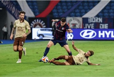 Pemain JDT Oscar Pasero Arribas (tengah) diasak pemain Buriram United FC, Theerathon Bunmathan (kanan), pada aksi separuh akhir pertama Kejohanan ACC Piala Shopee di Stadium Sultan Ibrahim. Foto Bernama