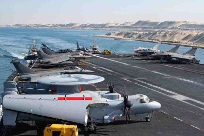 Perancis menggerakkan kapal pengangkut pesawat Charles de Gaulle dan kapal perang pengiringnya lebih hampir ke Selat Hormuz sebagai persediaan bagi misi maritim berkecuali.