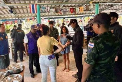 Pihak berkuasa Thailand melakukan siasatan di lapangan. Foto: Agensi
