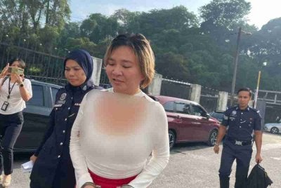 Christina (depan) mengaku tidak bersalah di Mahkamah Majistret Johor Bahru.