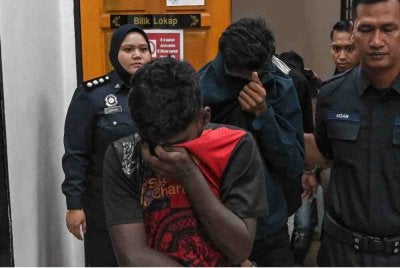 Empat lelaki didakwa di Mahkamah Majistret Teluk intan pada Khamis atas pertuduhan membunuh seorang lelaki warga emas menggunakan senjata tajam dipercayai parang pada April lepas. Foto Bernama