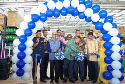 Azman (tengah) menyempurnakan Majlis Pelancaran Cawangan baharu Mydin di Jabi, Besut pada Khamis.