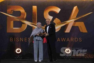 Ketua Pegawai Eksekutif Grup Sinar Karangkraf, Farah Hussamuddin menyampaikan Anugerah Hypermarket Pilihan Rakyat kepada Pengarah Urusan Mydin Mohamed Holdings Berhad (Mydin),Datuk Dr Ameer Ali Mydin pada Malam Bisnes Sinar Awards (BISA) 2026 di Royale Chulan Damansara, Petaling Jaya pada Rabu. FOTO SINAR HARIAN ROSLI TALIB/ASRIL ASWANDI SHUKOR