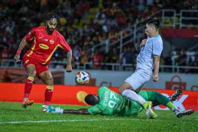 Chrigor Flores Moraes (kiri) ketika menjaringkan gol pada perlawanan separuh akhir kejuaraan kelab ASEAN Piala Shopee 2025/26 antara Selangor FC menentang Nam Dinh FC di stadium MBPJ. Foto: Bernama 