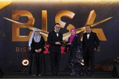 Menteri Pembangunan Usahawan dan Koperasi, Steven Sim Chee Keong menyampaikan Anugerah Pilihan Juri kepada Yuzawati pada Malam BISA 2026. FOTO SINAR HARIAN ROSLI TALIB/ASRIL ASWANDI SHUKOR