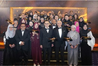 Zamri (depam, dua dari kiri) bersama Steven (tengah) dan kesemua penerima BISA 2026 di Hotel Royale Chulan Damansara, di sini pada Rabu. FOTO SINAR HARIAN/ MOHD HALIM ABDUL WAHID.