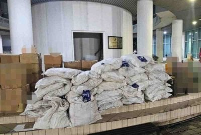 PPM Pelabuhan Klang menumpaskan kegiatan seludup rokok dan minuman keras disyaki tidak bercukai dalam serbuan di Klang pada Rabu. Foto: PPM