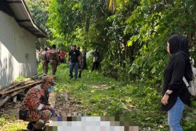 Warga emas hilang ditemukan meninggal dunia berhampiran kawasan rumah tidak berpenghuni di Kampung Padang, Tikam Batu di sini pada pagi Khamis. Foto Ihsan bomba