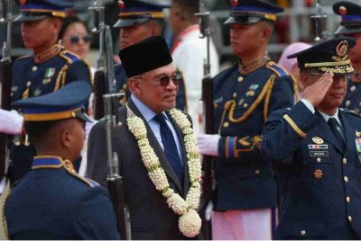 Anwar dan Dr Wan Azizah tiba di Cebu bagi menghadiri Sidang Kemuncak ASEAN ke-48 dan Sidang Kemuncak Berkaitan, pada Khamis. Foto Bernama