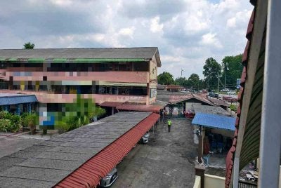 Seorang murid Tahun Lima di sebuah sekolah di Batu Berendam di sini dipercayai terjatuh dari koridor bangunan sekolah berkenaan.