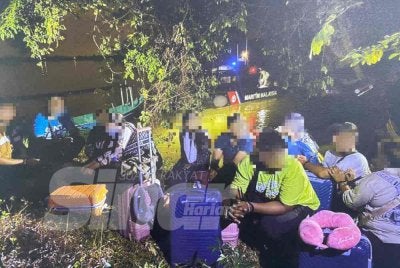 10 PATI India dan Bangladesh ditahan di tebing Sungai Kelantan berhampiran Kampung Kedai Buloh, Kota Bharu ketika cuba memasuki negara ini pada Selasa. Foto SINAR HARIAN/HAZELEN LIANA KAMARUDIN