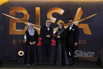 Menteri Pembangunan Usahawan dan Koperasi, Steven Sim menyampaikan Anugerah Pilihan Juri kepada Pengarah Urusan Casalwa Holding Sdn Bhd, Datin Sharifah Salwa Syed Shafie pada Malam BISA 2026. FOTO SINAR HARIAN ROSLI TALIB/ASRIL ASWANDI SHUKOR