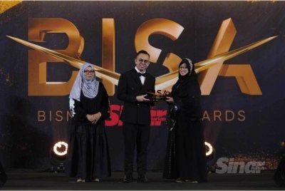 Dr Khamsiah turut menerima Anugerah Pilihan Juri di BISA 2026 yang disampaikan oleh Menteri Pembangunan Usahawan dan Koperasi, Steven Sim Chee Keong di Hotel Royale Chulan Damansara, di sini pada Rabu. FOTO SINAR HARIAN/ MOHD HALIM ABDUL WAHID.