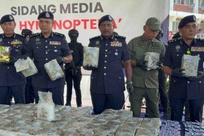 Hussein (tengah) menunjukkan dadah yang dirampas dalam sidang akhbar di IPD Tawau pada Khamis.