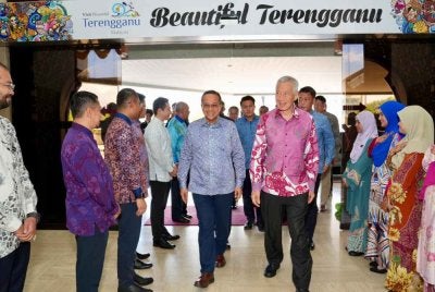 Hsien Loong (kanan) bersama Ahmad Samsuri ketika tiba di Wisma Darul Iman bagi kunjungan hormat selama sehari di Terengganu pada Khamis.