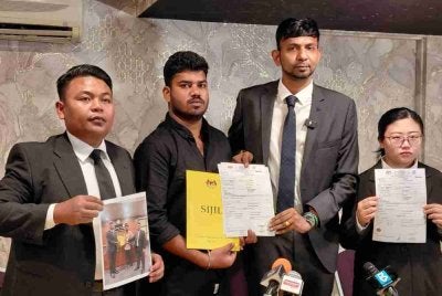 Surya (dua dari kiri) bersama barisan peguamnya bercadang menuntut pampasan daripada DBKL susulan tragedi tanah jerlus di Masjid India, dua tahun lalu.
