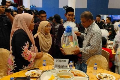 Saifuddin menyampaikan sumbangan kepada penerima pada sempena Program Jelajah Wira Madani (PJWM) Briged Tenggara PGA di Kem Galing pada Khamis.