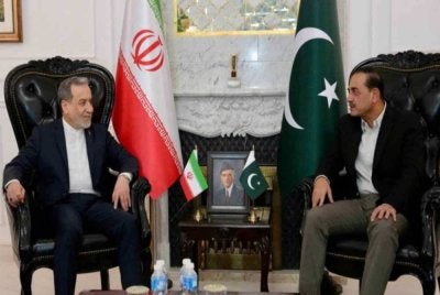 Menteri Luar Iran, Abbas Araqchi (kiri) baru-baru ini bertemu panglima tentera Pakistan, Asim Munir di Islamabad. - Agensi