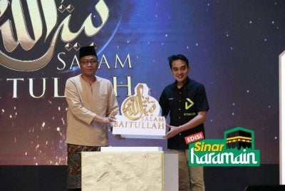 ASHWAD (kanan) ketika gimik pelancaran Salam Baitullah musim ke-18 di Mardhiyyah Hotel & Suites, Shah Alam baru-baru ini. 