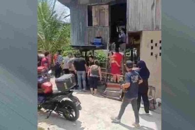 Seorang remaja perempuan ditemukan berlumuran darah dengan kecederaan di bahagian leher dipercayai dikelar dalam kejadian di dalam tandas.
