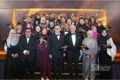 Menteri Pembangunan Usahawan dan Koperasi, Steven Sim Chee Keong (hadapan, tengah), Pengerusi Karangkraf, Firdaus Hussamuddin (kiri), Ketua Pegawai Eksekutif Grup Sinar Karangkraf, Farah Hussamuddin (dua dari kanan) dan Ketua Pengarang Kumpulan Sinar Harian, Zamri Rambli (dua dari kiri) bergambar bersama penerima anugerah pada Malam Bisnes Sinar Awards (BISA) 2026 di Hotel Royale Chulan Damansara, Petaling Jaya pada Rabu. FOTO SINAR HARIAN ROSLI TALIB/ASRIL ASWANDI SHUKOR.
