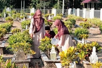 TIADA larangan untuk umat Islam bercakap-cakap dengan ahli kubur ketika menziarahinya. 
