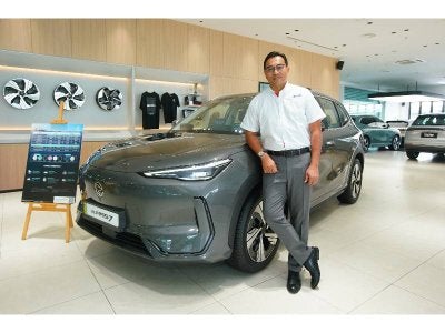 Ketua Pegawai Operasi Peruncitan Automatif EON Berhad, Mohammad Azwan Yahaya, bersama hadiah cabutan bertuah kereta Proton e.MAS pada EON & Sahabat Autofest 2026 bermula 8 hingga 10 Mei 2026. FOTO: MOHD HALIM ABDUL HAMID