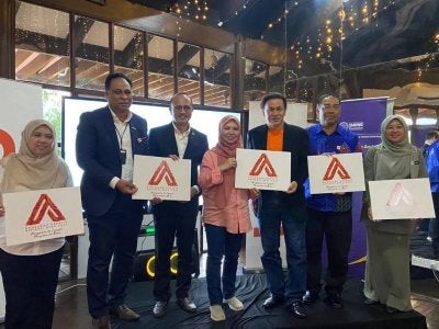 Norliza (tengah) dan Norman (tiga dari kanan) bersama rakan strategik AKAR 2026.