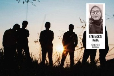 Ramai remaja memilih untuk menyimpan rasa daripada berkongsi dengan ibu bapa dan lebih mudah meluahkan kepada rakan sebaya yang dirasakan 'faham bahasa mereka'. - Gambar hiasan