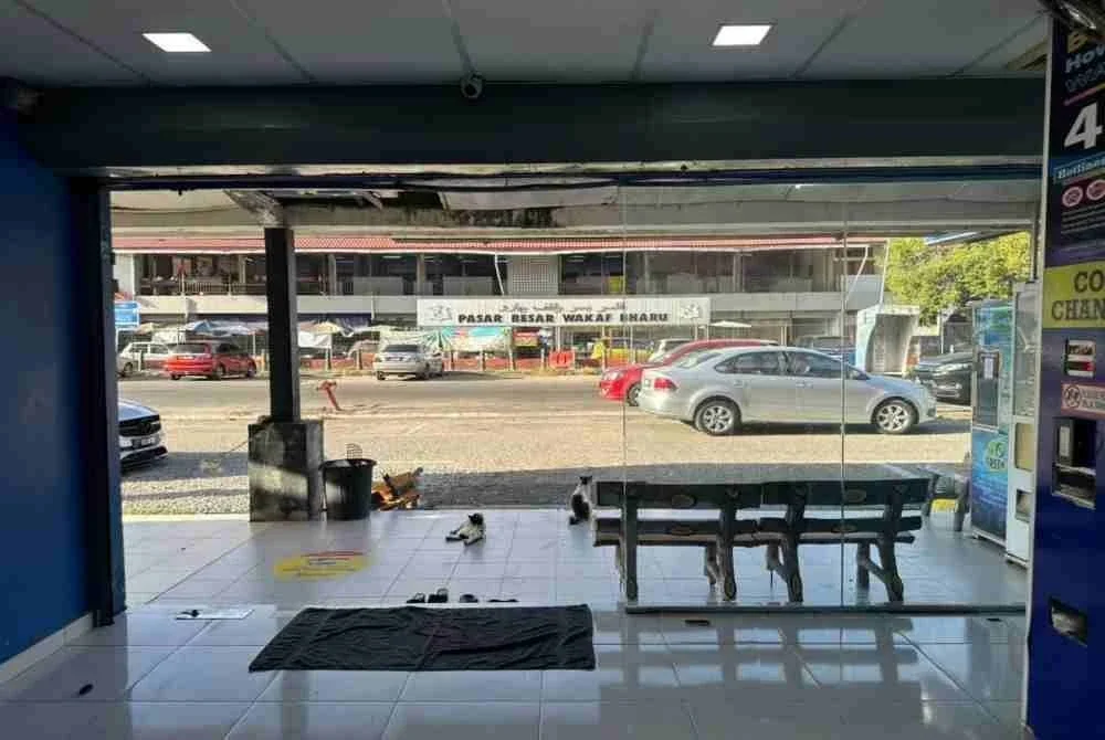 Akibat rempuhan itu, pintu kaca premis pecah namun tiada kecederaan dilaporkan.
Foto: PDRM