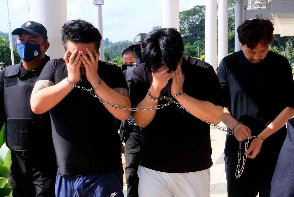 Tiga warga Korea Selatan dihadapkan ke Mahkamah Sesyen raub pada Jumaat atas pertuduhan menculik seorang lelaki di Genting Highlands pada 17 April lepas.