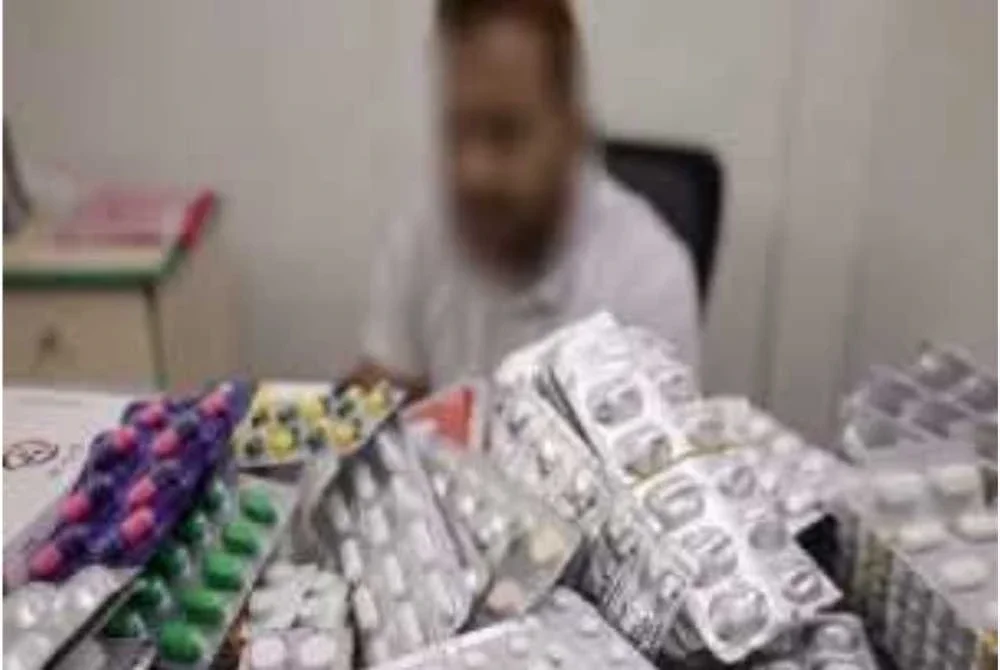 Lelaki warga Bangladesh ini ditahan kerana membawa membawa masuk 35 jenis produk ubat tidak berdaftar dari Bangladesh.
