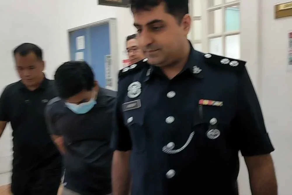 Seorang jurulatih kadet bomba berdepan tujuh pertuduhan di Mahkamah Sesyen Ipoh pada Jumaat melibatkan kes amang seksual fizikal terhadap seorang pelajar perempuan berusia 14 tahun.