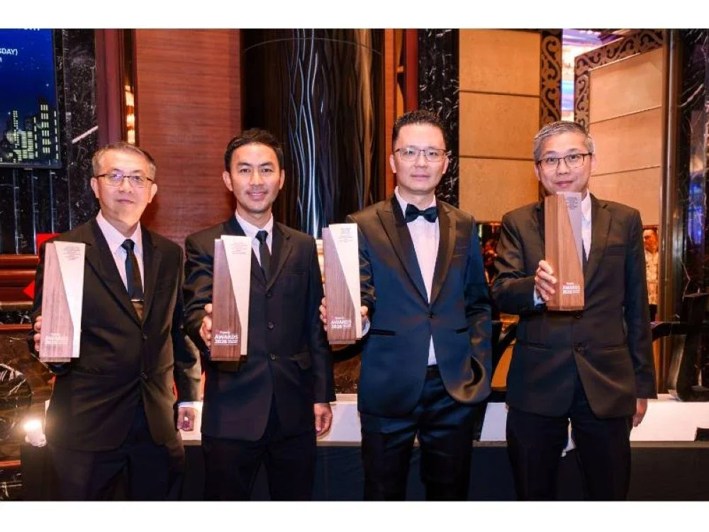 Lucas Lim (edua, kanan), bersama barisan pengurusan LBS di Anugerah Pemaju Hartanah 2026.
