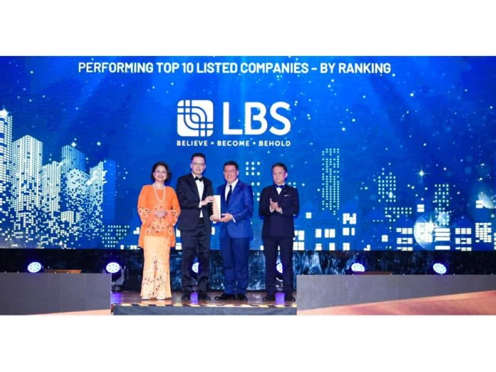 Timbalan Ketua Pegawai Eksekutif LBS, Lucas Lim menerima ‘Anugerah 10 Syarikat Berprestasi Tinggi’ daripada Menteri KPKT, Nga Kor Ming di Anugerah Kecemerlangan Hartanah 2026 baru-baru ini.
