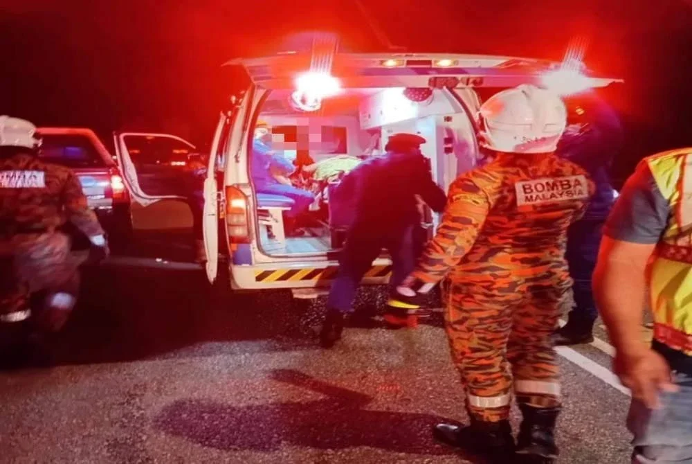 Mangsa yang cedera dikejarkan ke Hospital Baling. Foto Bomba
