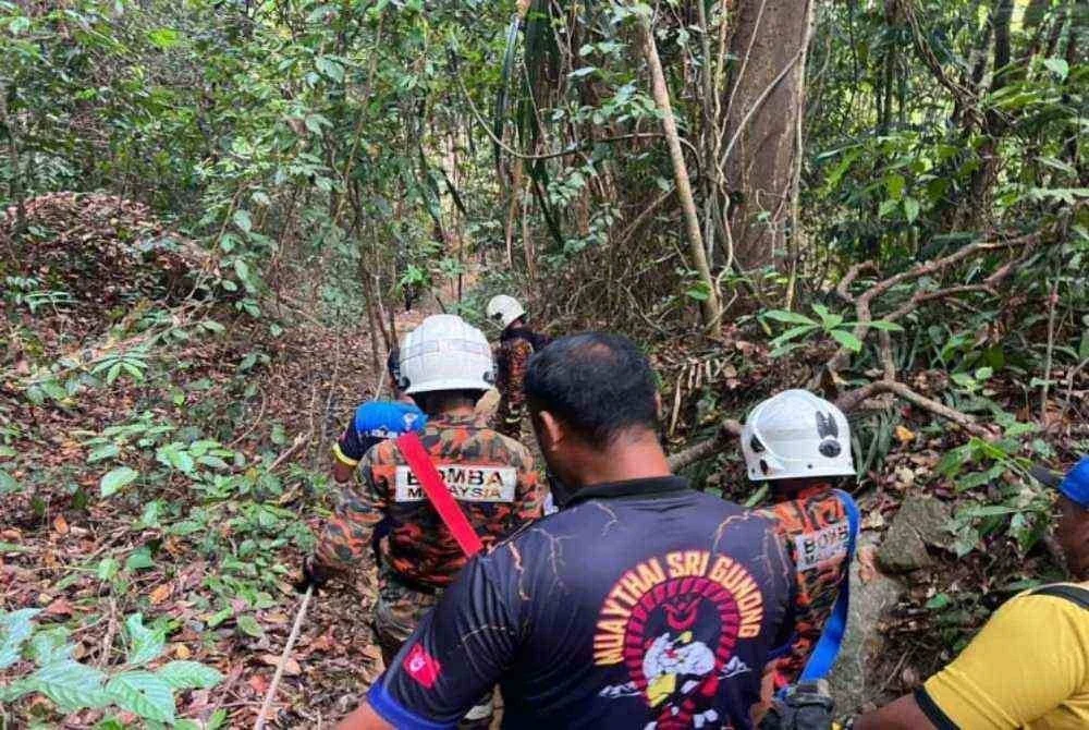 Anggota BBP Bachok menggunakan sebuah unit pengusung dan tali webbing untuk menbawa mangsa turun dari lokasi pendakian yang berada pada ketinggian kira-kira 317 meter dari aras laut. Foto:JBPM